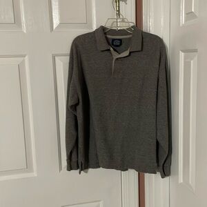 Preowned men’s pull on sweater shirt in size medium